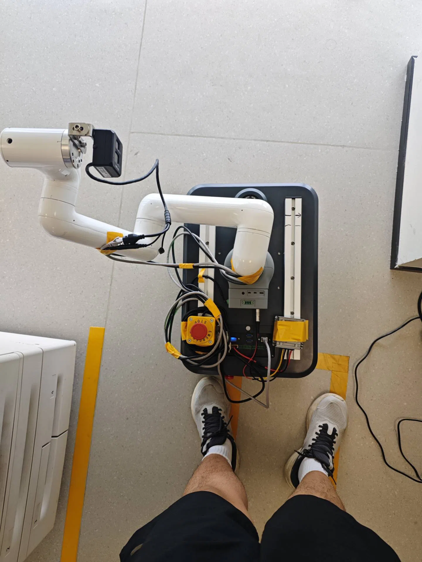 机械臂与 AGV 实际安装位置及接线端